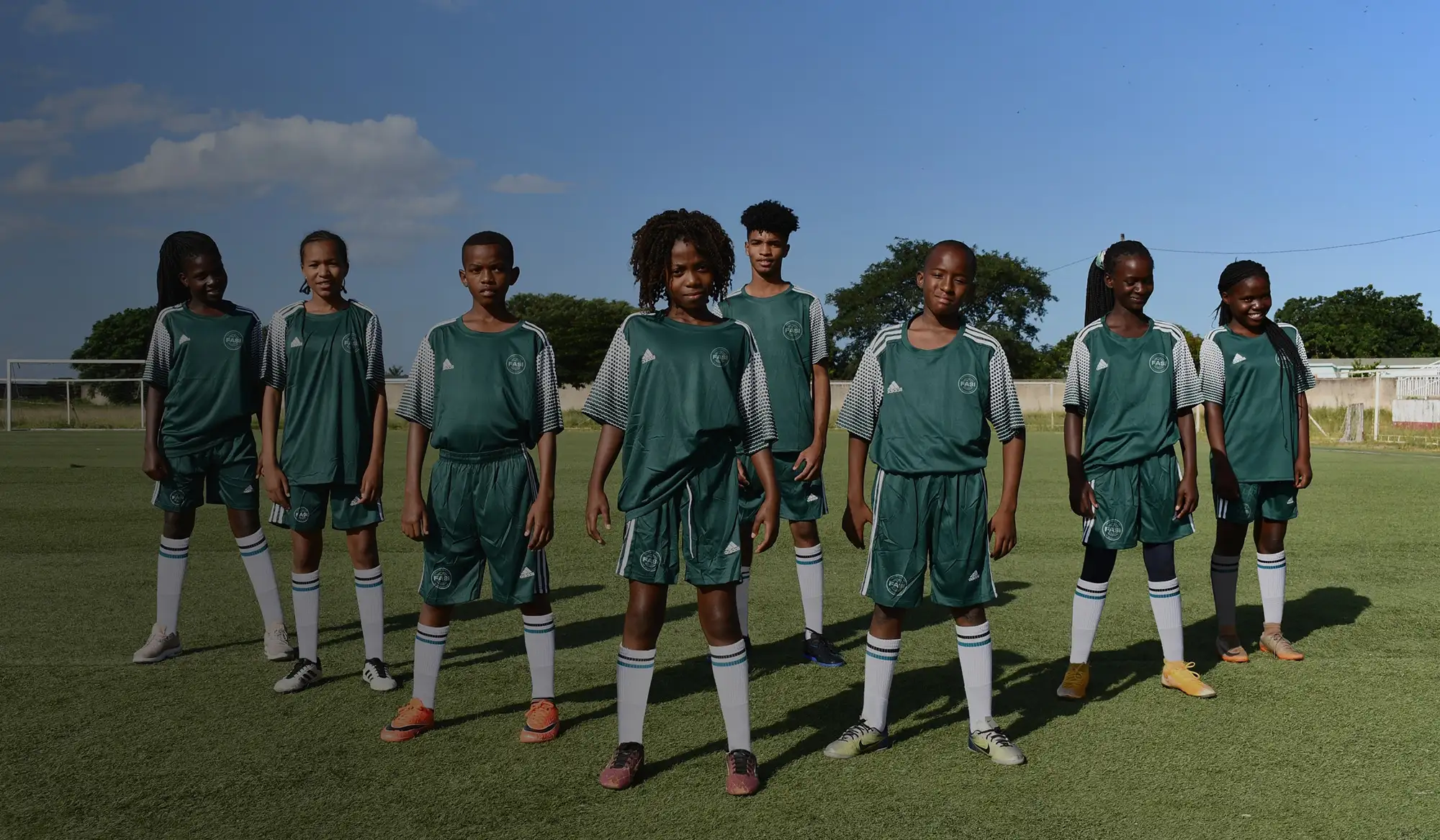 african-young-football-team